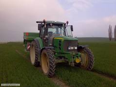 N-Sensor s rozmetadlem Amazone na traktoru John Deere (zobrazeno 133x)